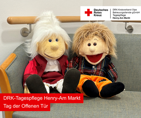 Tag der Offenen Tür in der DRK-Tagespflege Henry Die beiden Maskottchen der DRK-Tagespflege Henry sitzen auf einer Bank in den Räumlichkeiten der DRK-Tagespflege