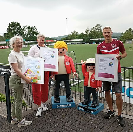 Vertreter des Sportvereins und Kreissportbund sowie die Leiterin der DRK-Kita Flohkiste