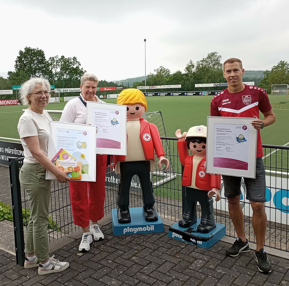 Vertreter des Sportvereins und Kreissportbund sowie die Leiterin der DRK-Kita Flohkiste