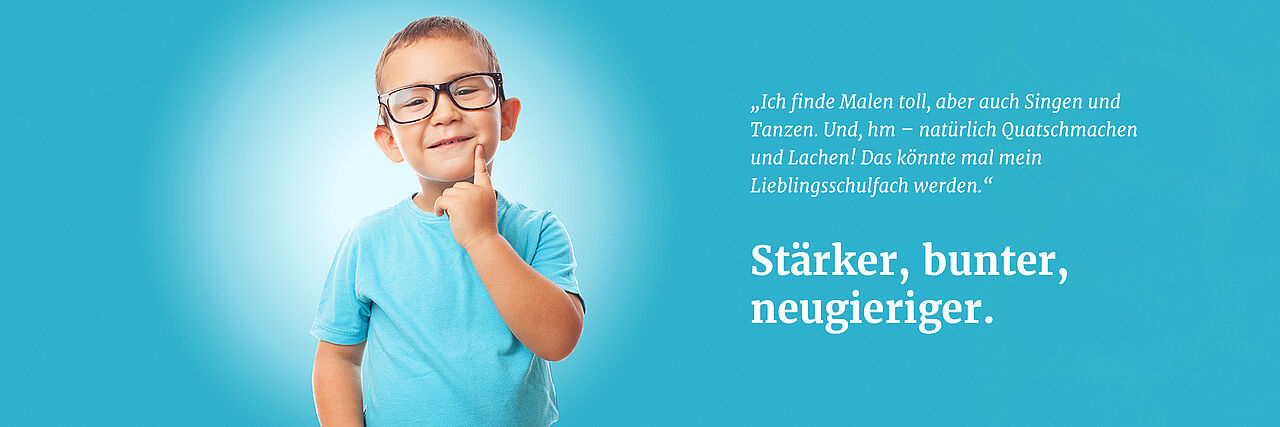 Offener Ganztag - Junge mit Brille überlegt