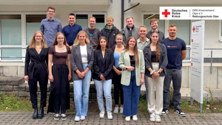Alle (ehemaligen) Auszubildenden zum/zur Notfallsanitäter*innen bei der Examensfeier in der DRK-Berufsfachschule für den Rettungsdienst Südwestfalen