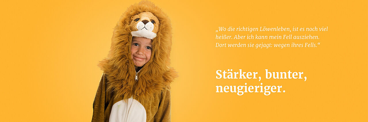 Frühförderung - Kind in einem Löwenkostüm