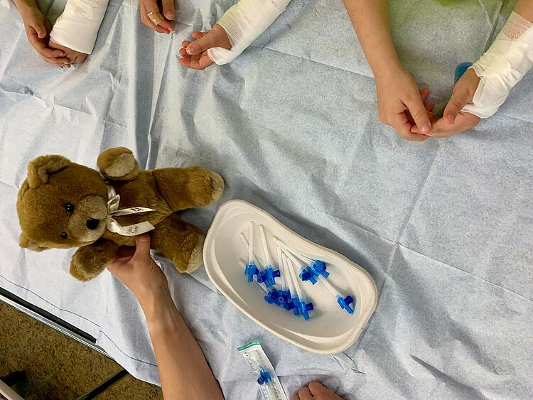 Teddybär wird in der Notaufnahme verarztet