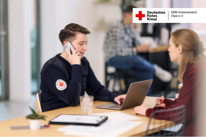 Website Relaunch - Frau telefoniert und sitzt vor dem Computer