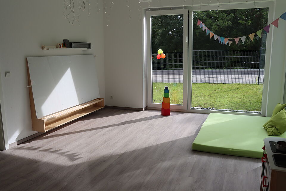 Turnhalle in der Peppaburg mit Matte und Tafel