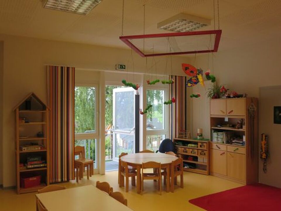 Gruppenraum mit Sitzecke für die Kinder und Spielzeugschränken