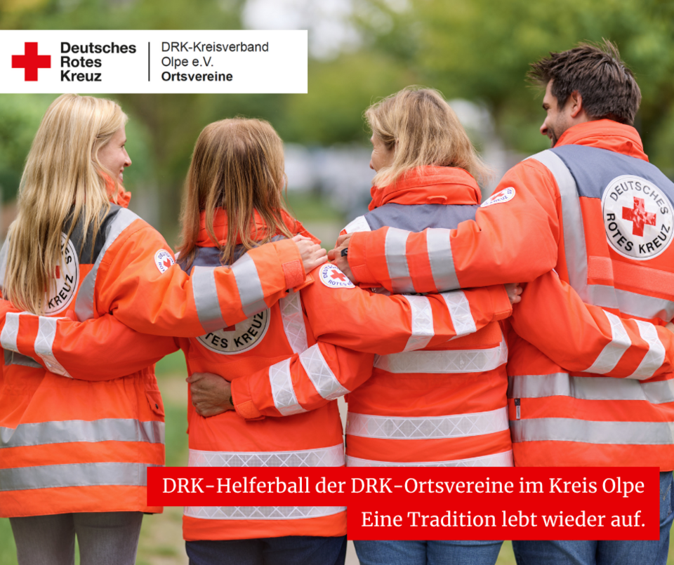 Eine starke Gemeinschaft des Ehrenamtes. Vier Personen in Rotkreuz-Uniform bilden eine Reihe und sie umarmen sich.