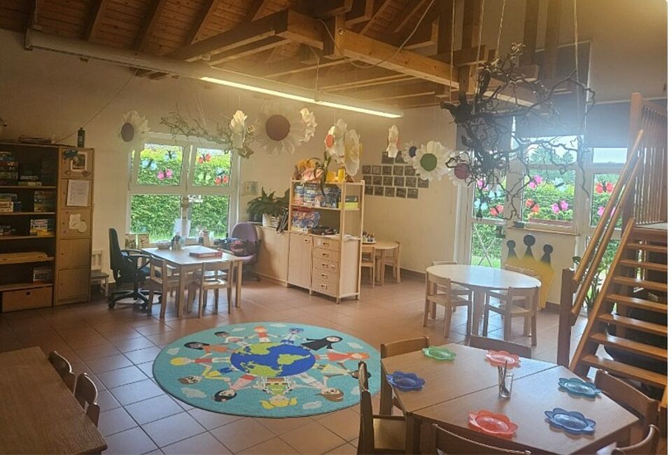 Gruppenraum mit Frühstückstisch im Kindergarten Sonnenland