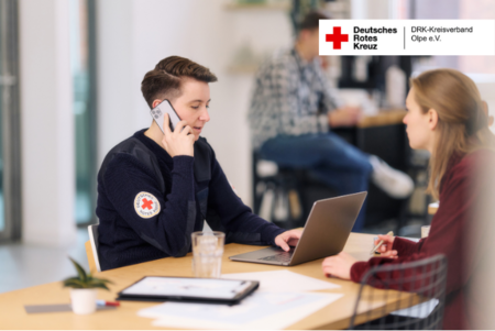 Website Relaunch - Frau telefoniert und sitzt vor einem Laptop