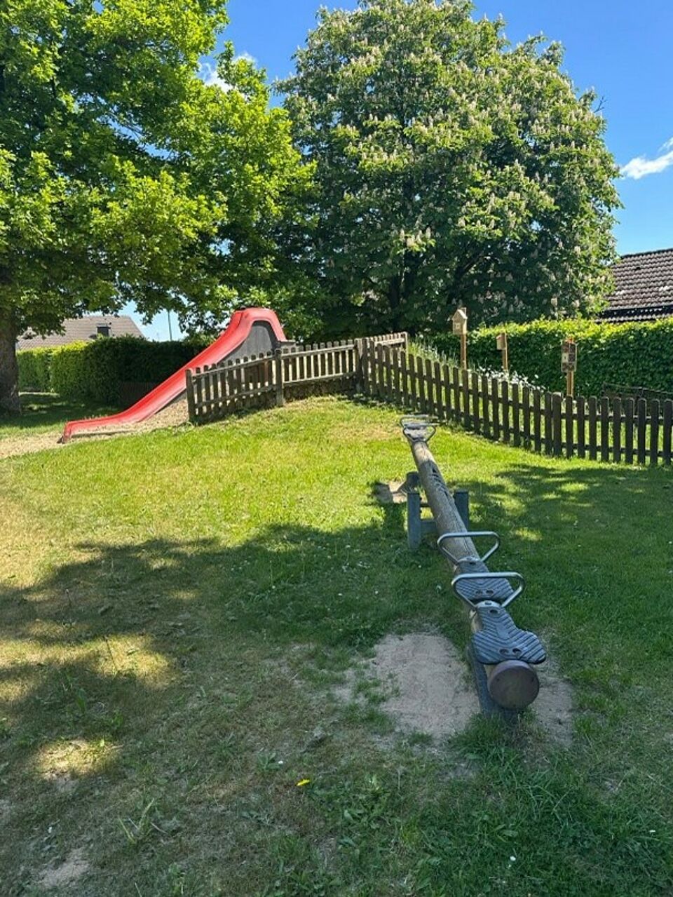 Rutsche und Wippe auf dem Außengelände des Kindergarten Sonnenland