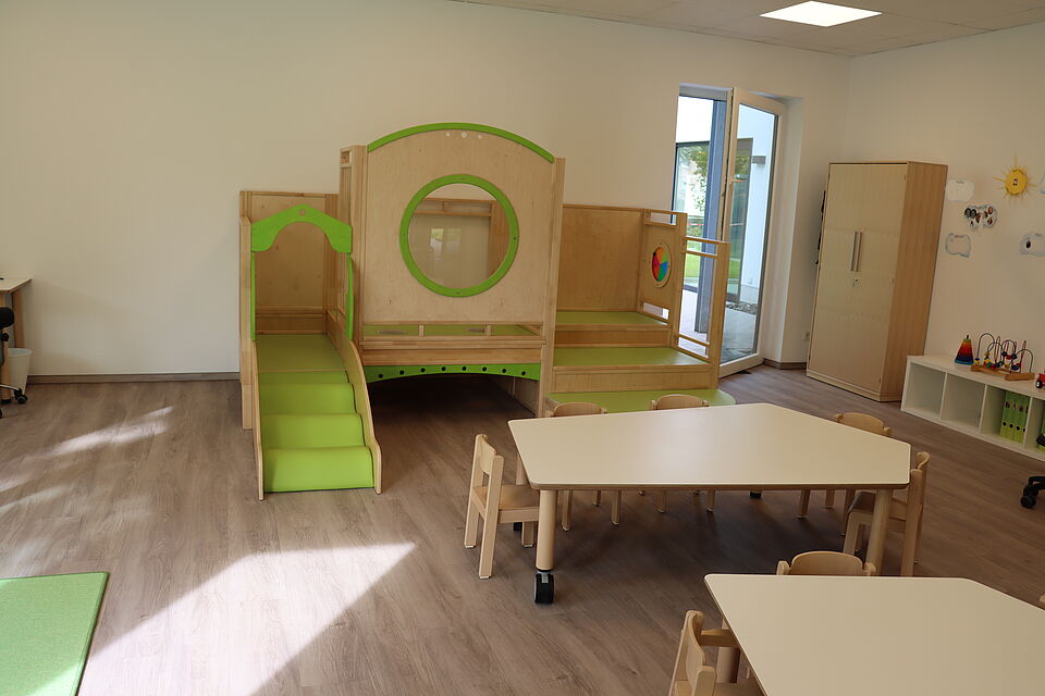 Gruppenraum in der Peppaburg mit Spielturm und Sitzecken