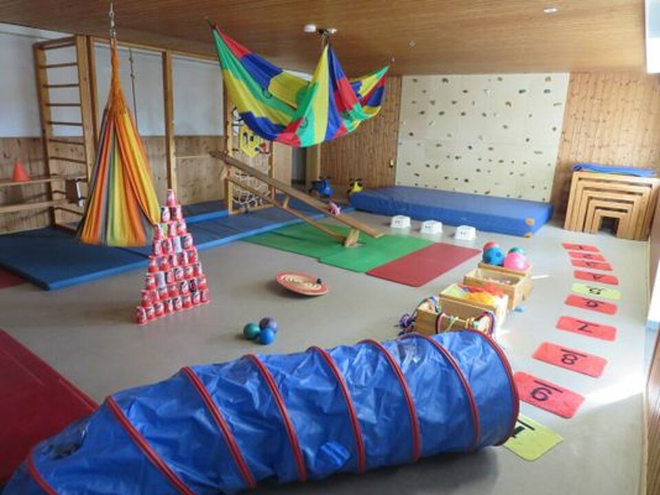 Bewegungsraum mit Spieltunnel, Klettergerüst, Tippi-Zelt, Matten u.v.m.