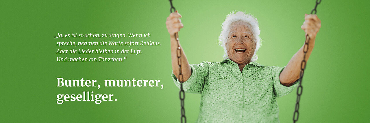 Pflegeberatung - eine ältere Frau schaukelt und lacht