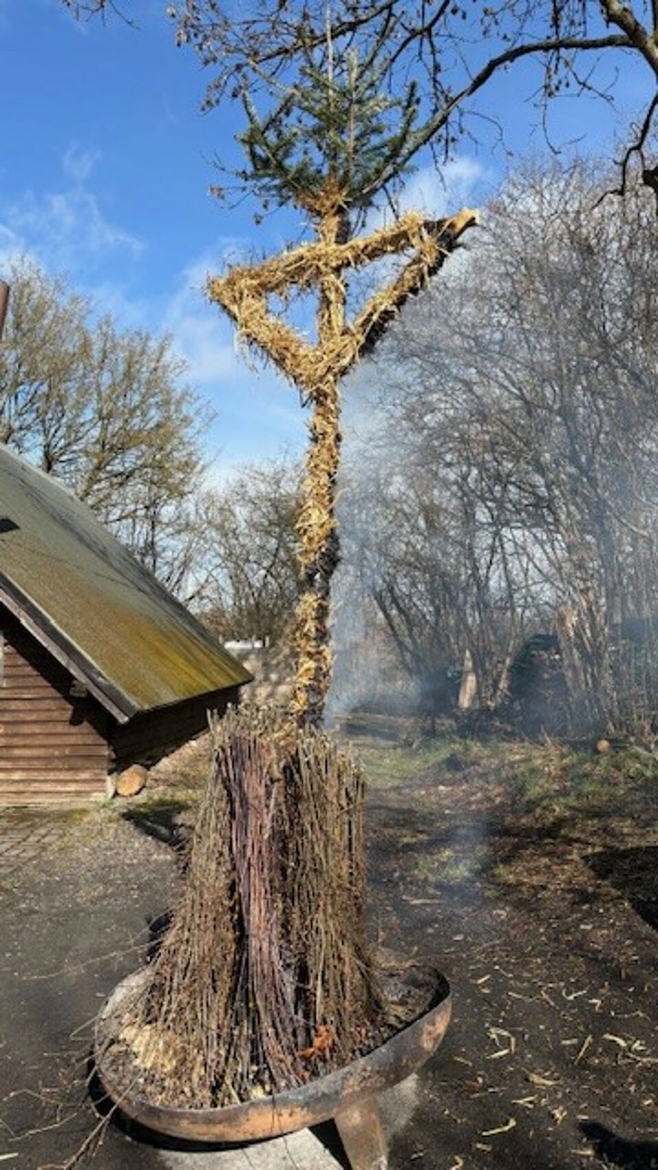Eine kleine Nachbildung des Osterfeuers der Niedersten Poorte in Attendorn zur Veranschaulichung für die Kinder des DRK-Familienzentrums Sternenland
