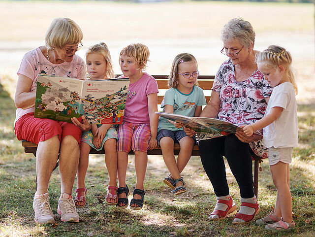 ‚Haus der Generationen‘ des DRK KV Fläming-Spreewald in Märkische Heide, Ortsteil Groß Leuthen, Brandenburg. Ehrenamtlerin beim Vorlesen für Kinder