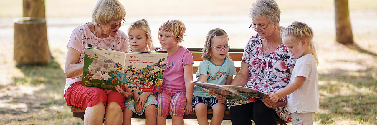 ‚Haus der Generationen‘ des DRK KV Fläming-Spreewald in Märkische Heide, Ortsteil Groß Leuthen, Brandenburg. Ehrenamtlerin beim Vorlesen für Kinder