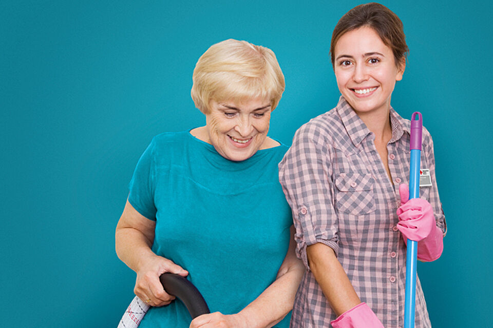Hauswirtschaftliche Hilfen - Fachkraft hilft Seniorin beim Hausputz